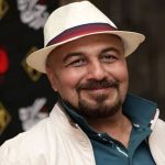 رقص چاقو رضا عطاران با یک دختر بچه در مراسم تولدش در مشهد + فیلم