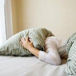 خوابیدن به این شکل باعث فشار به گردن و ستون فقرات و اختلال تنفس می‌شود