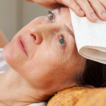 گرگرفتگی در یائسگی چرا و چگونه اتفاق می‌افتد؟