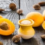 هسته این میوه تابستانی سرشار از  اسیدهای چرب امگا  و تیامین است