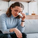 بی دلیل گریه می کنید؟ به این بیماری ها دچار شده اید
