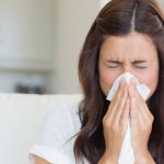 چرا ما عطسه می کنیم؟ + فواید عطسه کردن برای بدن | اگر جلوی عطسه را بگیریم چه می شود؟