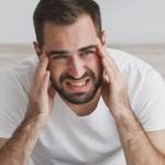 علل، نشانه‌ها و روش‌های مقابله با سردردهای صبحگاهی