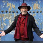 ماجرای خنده‌دار تعقیب فرهاد آئیش توسط دو دختر در داروخانه + فیلم