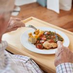 غذا خوردن در تنهایی، تهدیدی جدی برای سلامت سالمندان