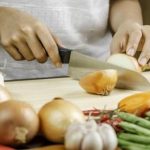چرا پیاز اشکمان را درمی‌آورد؟/ راه حل جلوگیری از اشک ریختن موقع خرد کردن پیاز