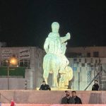 رونمایی از مجسمه «زانو زنندگان برابر ایران» در میدان انقلاب اسلامی