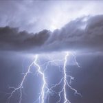 لحظه خیره کننده برخورد صاعقه به برج خلیفه دبی: آیا بلندترین سازه جهان در خطر است؟