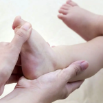 علل، نشانه‌ها، تشخیص و راهکارهای درمانی پادرد در کودکان و نوجوانان