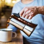 ۴ آسیب شایعی که نوشیدن قهوه در زمان نامناسب به بدن می‌زند