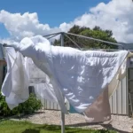 آیا بیرون گذاشتن پتو در هوای سرد، واقعاً به خواب بهتر کمک می‌کند؟